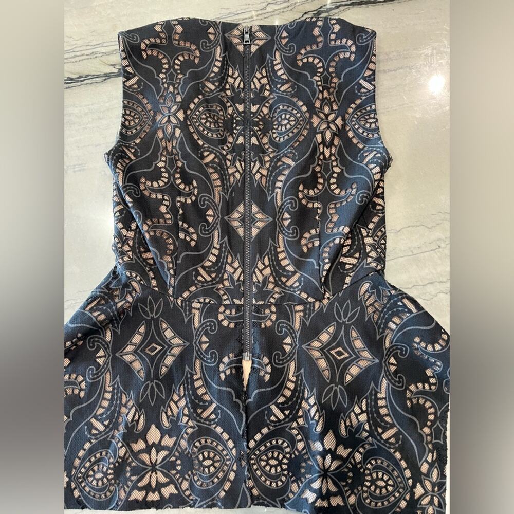 BCBGMaxAzria XXS Black and Cream Lace Fitted Deep V-Neck Peplum Top Retail $228 - Picture 5 of 8